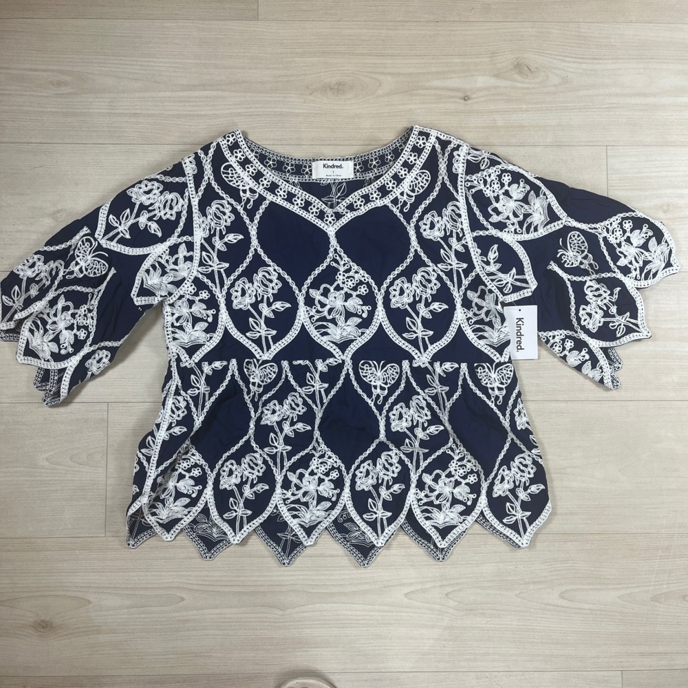 Kindred Women Navy Blue White Floral Butterfly Embroidered Flutter Blouse L NWT